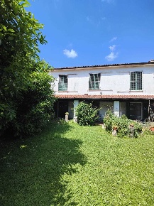 Foto Casa indipendente a Aulla di 320 m² con 11 locali in vendita