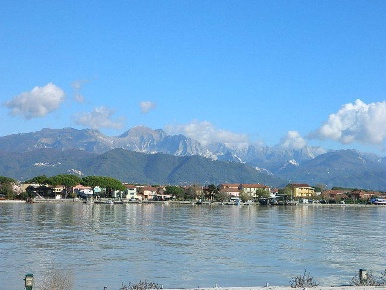 Foto Casa indipendente a Ameglia Bocca Di Magra di 220 m² con 10 locali