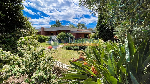Foto Casa indipendente in Corso Alcide de Gasperi 380, Bari di 210 m²