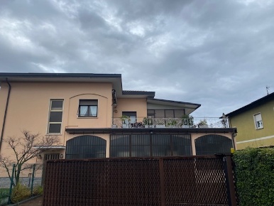 Foto Casa indipendente a Cassina Rizzardi Centro di 600 m² con 10 locali