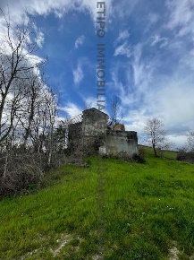 Foto Casa indipendente a Montefiore dell'Aso di 300 m² con 10 locali