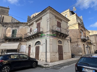 Foto Casa indipendente in Via Felicia Schininà, Ragusa Centro di 190 m²