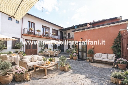 Foto Casa indipendente in via 25 Aprile, Dairago di 622 m² con 5 locali