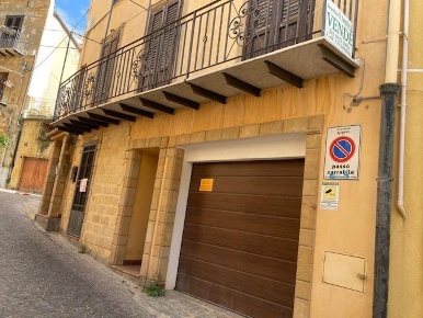 Foto Case indipendenti in Via Gamez, Agrigento Centro Storico di 330 m²