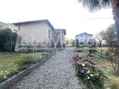 Foto Casa indipendente in via alioli e sassi, Gavirate Centro di 150 m²
