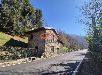 Foto Casa indipendente a Taceno di 125 m² con 5 locali in vendita