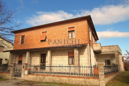 Foto Casa indipendente a Asciano di 365 m² con 12 locali in vendita