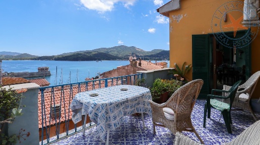 Foto Casa indipendente in Via della Fonderia, Portoferraio Centro di 230 m²