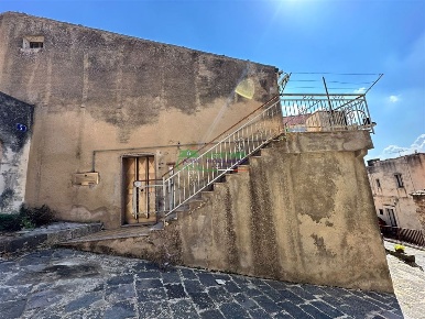Foto Casa indipendente a Monterosso Almo di 170 m² con 4 locali in vendita