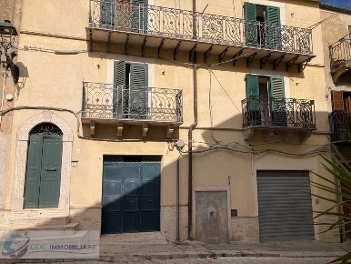 Foto Casa indipendente in Piazza Crocifisso, Prizzi di 156 m² con 4 locali