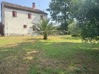 Foto Casa indipendente a Trecastelli di 185 m² con 9 locali in vendita