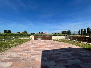 Foto Casa indipendente in VIA ROMA, Lonigo Centro di 197 m² con 8 locali