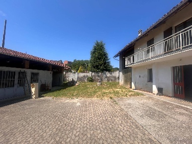 Foto Casa indipendente in Via IV Novembre, Trofarello Centro di 380 m²