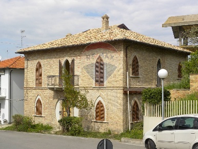 Foto Casa indipendente in Via Vittorio Emanuele II, Montesilvano di 243 m²