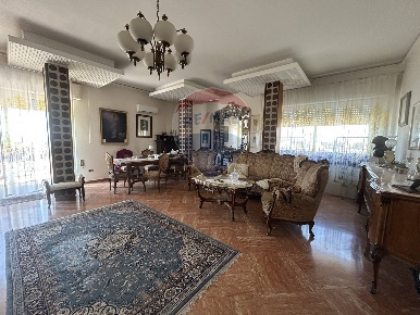 Foto Attico in Viale Trieste, Caltanissetta Centro di 156 m² con 7 locali