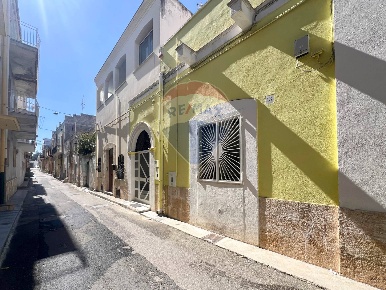 Foto Casa indipendente in via Antonio Cafaro, Adelfia di 108 m² in vendita