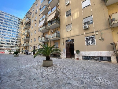 Foto Appartamento in Piazza Antonino Zanca, Palermo di 95 m² con 4 locali