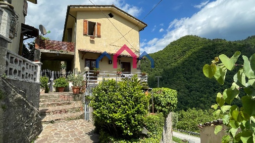 Foto Case semi ndipendenti a Villa Basilica Centro di 138 m² con 5 locali