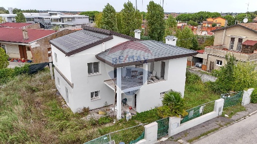Foto Casa indipendente a Goro Centro di 259 m² con 9 locali in vendita
