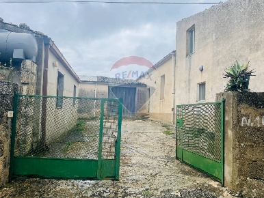 Foto Casa indipendente in Via del Tellesimo, Ragusa di 125 m² con 5 locali