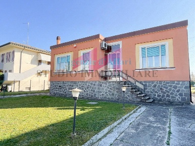 Foto Casa indipendente in via leonardo da vinci, Castelmassa di 137 m²