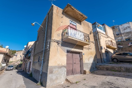 Foto Casa indipendente in Via Parisi, Caltagirone Centro di 76 m²