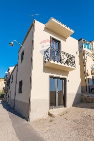 Foto Casa indipendente in Via Parisi, Caltagirone Centro di 76 m²