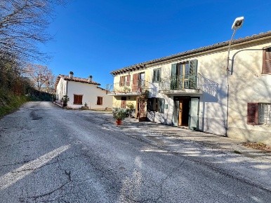 Foto Casa indipendente in Fraz. Nebbiano, Fabriano di 93 m² con 8 locali