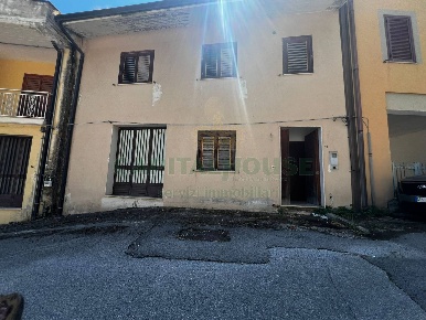 Foto Case semi ndipendenti in Via Portella, San Mango sul Calore di 100 m²