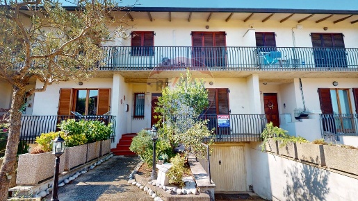 Foto Villa a schiera in via giuseppe saragat, Assisi di 225 m² con 7 locali