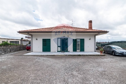 Foto Casa indipendente in Via del Pavone, Belpasso di 150 m² con 4 locali