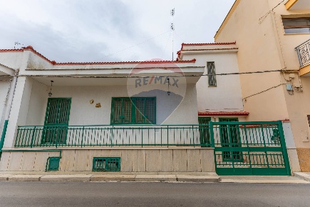 Foto Casa indipendente in Via Nicolai, Adelfia di 222 m² con 6 locali