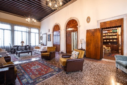 Foto Appartamento in Via Del Santo, Padova Santo di 330 m² con 8 locali