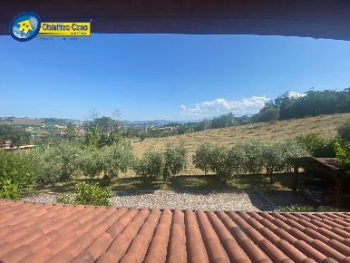 Foto Villa singola in frazione cannelli, Teramo di 400 m² con 8 locali