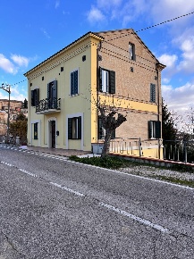 Foto Casa indipendente in Viale Ugolino, Montegiorgio in vendita