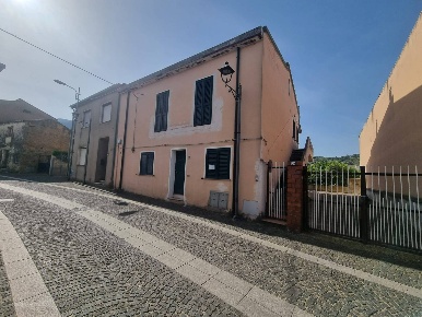 Foto Case semi ndipendenti in Via San Pietro, Nuxis Centro di 115 m²