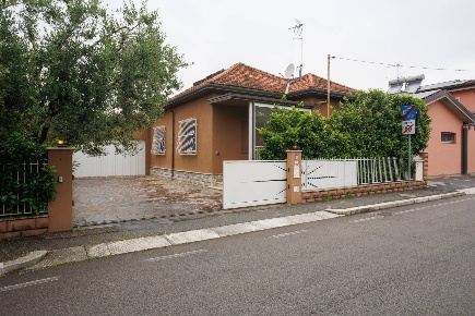 Foto Casa indipendente in Via Primo Targhini, Cesena di 185 m² con 6 locali