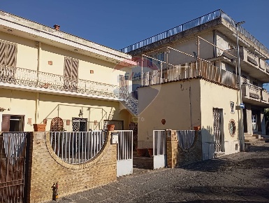 Foto Casa indipendente in via Appia, Santa Maria a Vico di 385 m²