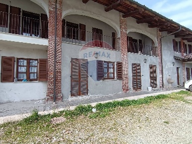 Foto Casa indipendente in via Saluzzo, Savigliano di 642 m² con 5 locali