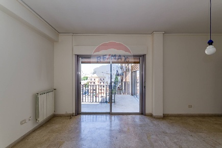 Foto Appartamento in Via Emanuele Notarbartolo, Palermo di 148 m²