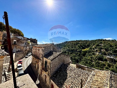 Foto Casa indipendente in via Maria Paternò Arezzo, Ragusa Ibla di 195 m²