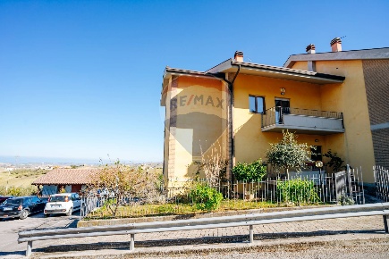 Foto Casa indipendente in Via Masciavò, Atessa di 186 m² con 7 locali