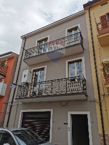 Foto Casa indipendente a Roggiano Gravina di 168 m² con 5 locali in vendita