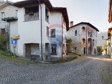 Foto Case semi ndipendenti in Via Municipio, Fortunago Centro di 200 m²