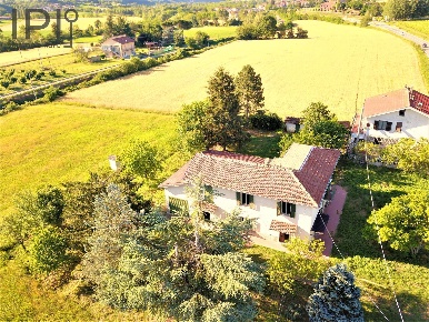 Foto Casa indipendente in loc. pamparato, Mombaldone di 340 m² con 8 locali
