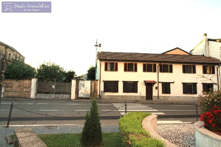 Foto Casa indipendente in Via Ferraris, Pizzale Centro di 210 m² in vendita