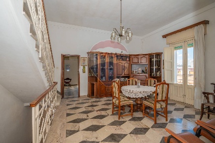Foto Casa indipendente in via Nino Bixio, Pozzallo di 400 m² con 12 locali