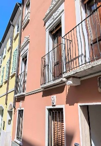 Foto Casa indipendente a Mantova Centro di 359 m² con 10 locali in vendita