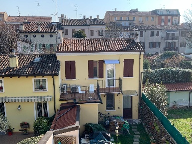 Foto Casa indipendente a Mantova Centro di 359 m² con 10 locali in vendita