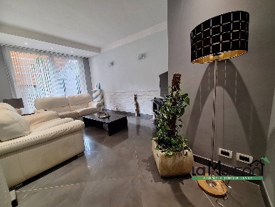 Foto Casa indipendente in VIA JERVIS, Ivrea di 200 m² con 6 locali